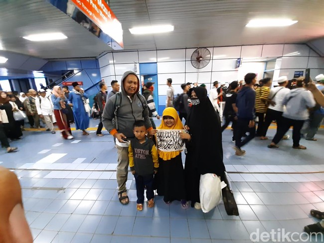 demi-tahajud-reuni-212-dadang-dari-bekasi-bawa-2-anak-kecilnya