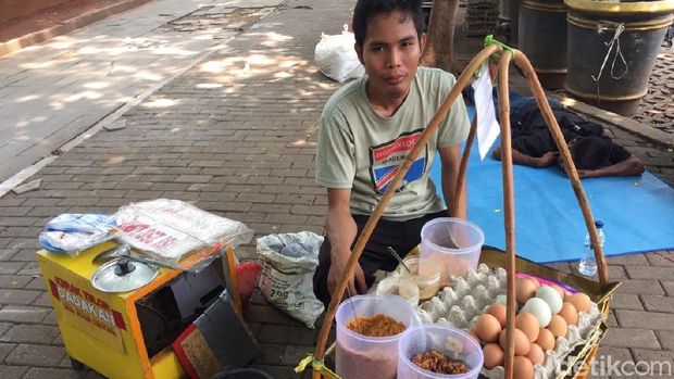 Pedagang Makanan Sedih Sepinya Pelanggan di Reuni 212