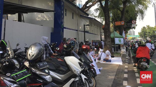 Tebang Pilih, Reuni 212, Pemotor Gunakan Jalur Sepeda di Depan Kantor Anies