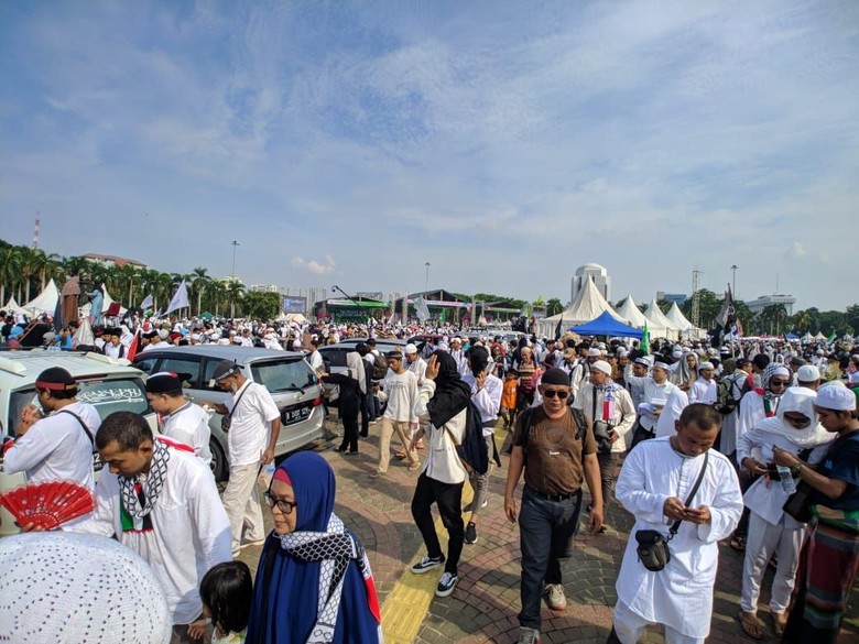 Massa Reuni 212 Mulai Bubarkan Diri