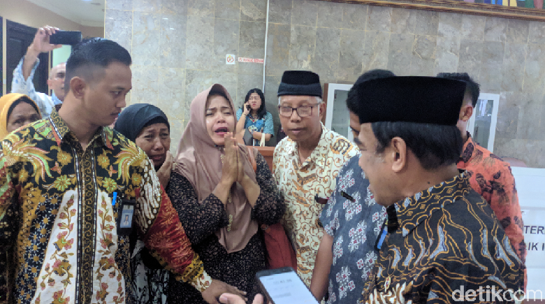 Sambil Menangis, Emak-emak Korban First Travel Cegat Menag Minta Bantuan