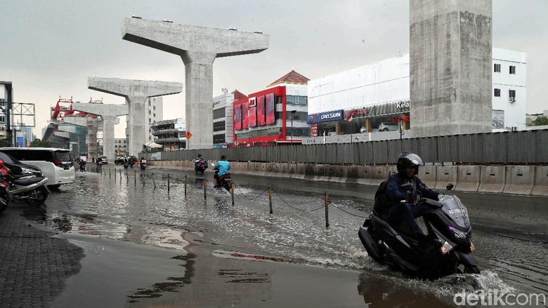 Waduh, Jalan Boulevard Kelapa Gading Rusak dan Tergenang Air