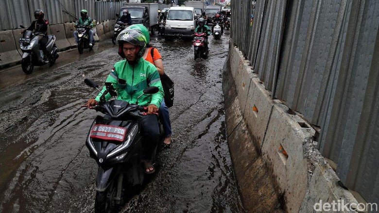 Waduh, Jalan Boulevard Kelapa Gading Rusak dan Tergenang Air