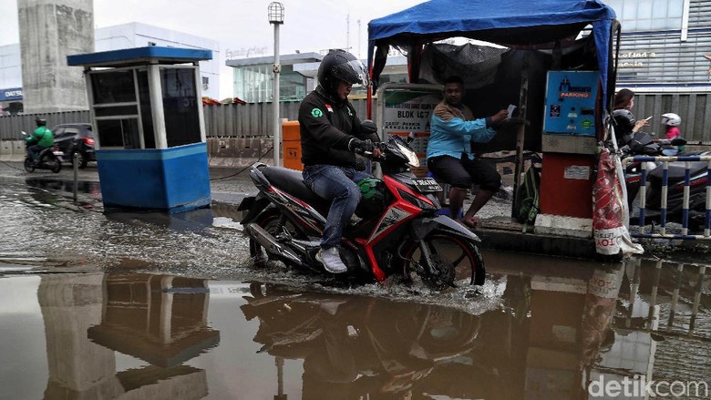 Waduh, Jalan Boulevard Kelapa Gading Rusak dan Tergenang Air