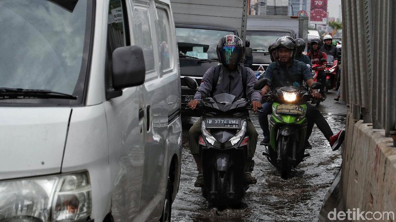 Waduh, Jalan Boulevard Kelapa Gading Rusak dan Tergenang Air