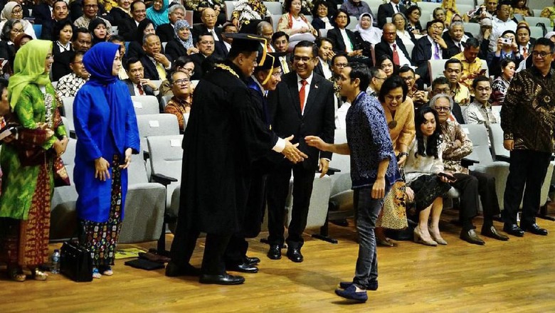 Busana 'Santai' Nadiem di Pelantikan Rektor Dikritik, Ini Kata Kemendikbud