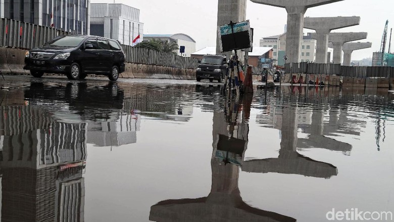 Waduh, Jalan Boulevard Kelapa Gading Rusak dan Tergenang Air