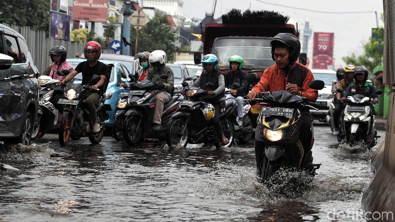 Waduh, Jalan Boulevard Kelapa Gading Rusak dan Tergenang Air
