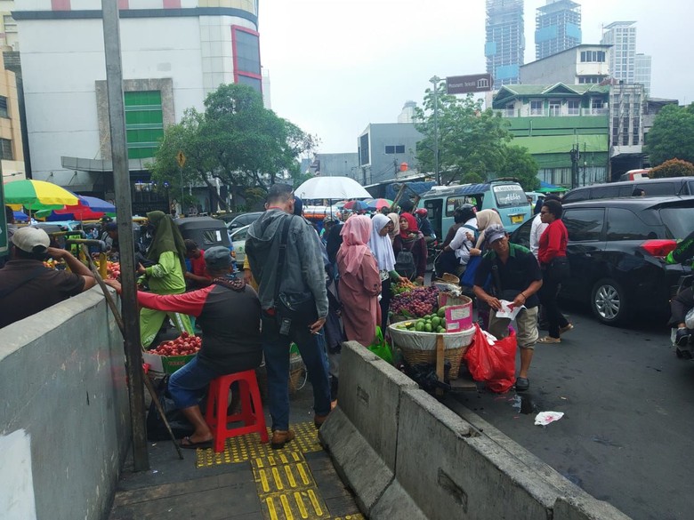 Tanah Abang Semrawut! PKL Hingga Bajaj 'Jajah' Trotoar