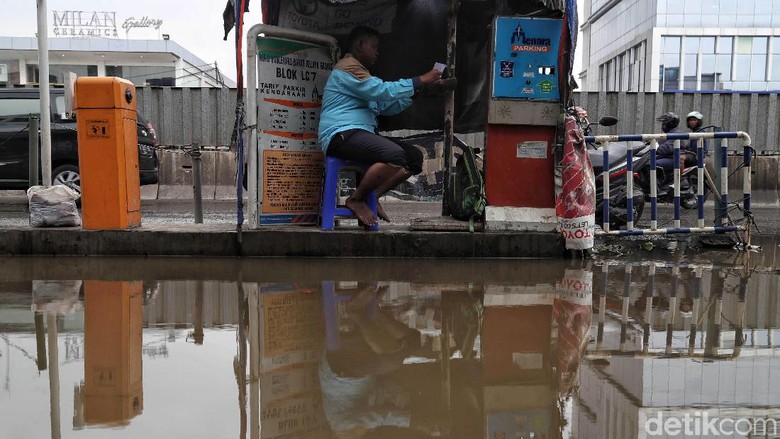 Waduh, Jalan Boulevard Kelapa Gading Rusak dan Tergenang Air