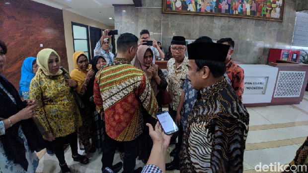 Sambil Menangis, Emak-emak Korban First Travel Cegat Menag Minta Bantuan