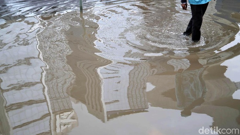 Waduh, Jalan Boulevard Kelapa Gading Rusak dan Tergenang Air