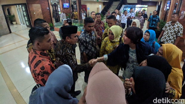 Sambil Menangis, Emak-emak Korban First Travel Cegat Menag Minta Bantuan