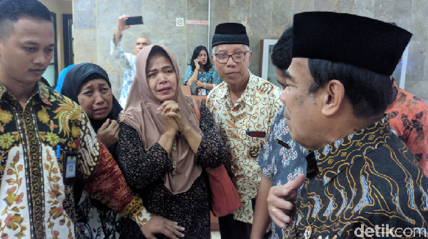 Sambil Menangis, Emak-emak Korban First Travel Cegat Menag Minta Bantuan