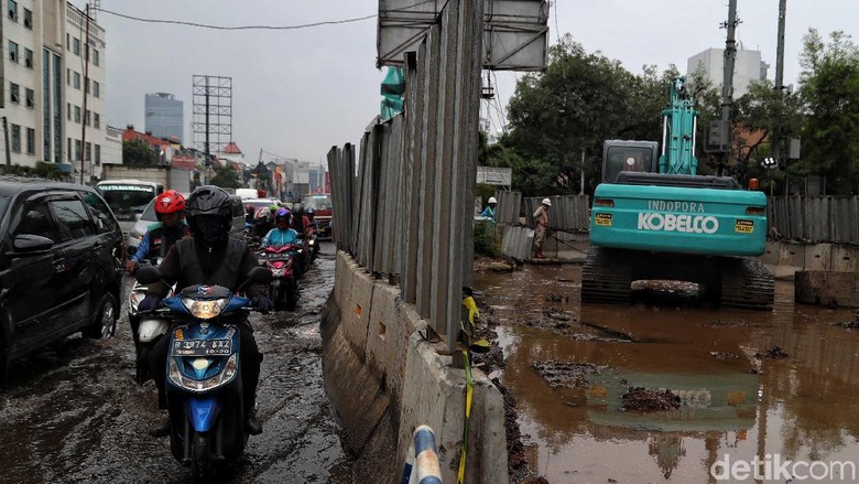 Waduh, Jalan Boulevard Kelapa Gading Rusak dan Tergenang Air