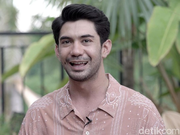 Dibesarkan Secara Nasrani, Reza Rahadian Mualaf karena