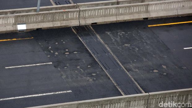 Aspal Tak Rata, saat Hujan Tol Layang Japek Digenangi Air