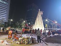 Dikerjakan hingga Malam, Begini Wujud Pohon Natal Raksasa di Thamrin Jakpus 