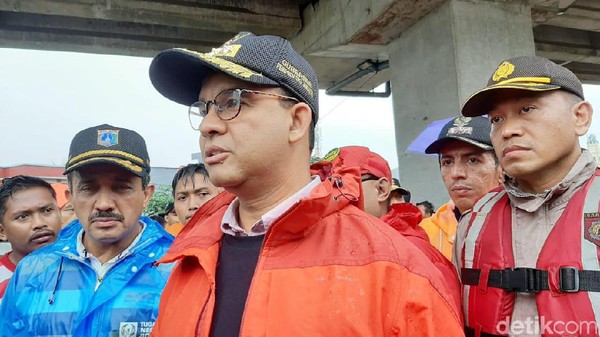 Anies Siap Debat soal Penyebab Banjir Setelah Air Surut