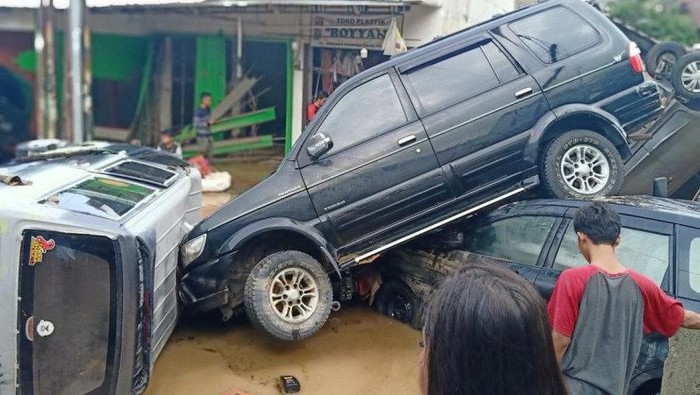 Penampakan Mobil Saling Tumpuk Akibat Diterjang Banjir di Jatiasih Bekasi