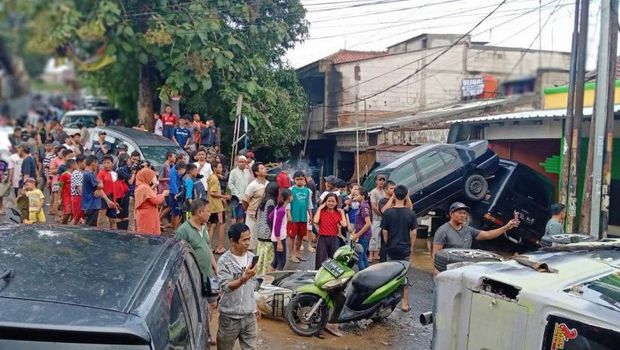 Penampakan Mobil Saling Tumpuk Akibat Diterjang Banjir di Jatiasih Bekasi 