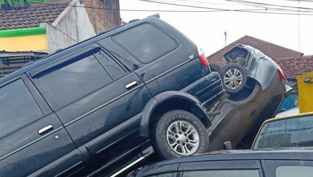 Penampakan Mobil Saling Tumpuk Akibat Diterjang Banjir di Jatiasih Bekasi 