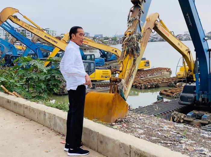 diam-diam-ke-waduk-pluit-jokowi-cek-alat-penanganan-banjir