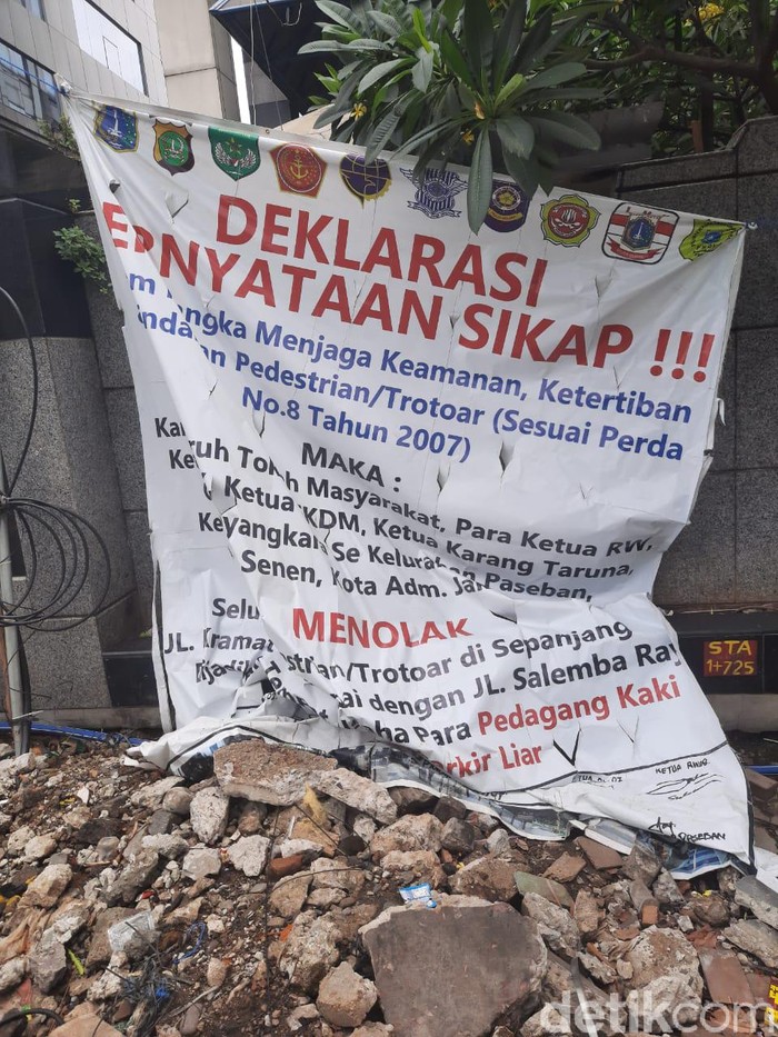 Warga Pasang Spanduk, Tolak PKL Jualan di Trotoar Jl Kramat-Salemba Raya