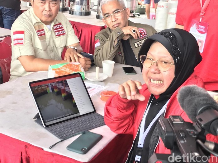 Di Sela Rakernas PDIP, Risma Pantau Pompa Pintu Air Surabaya Via CCTV