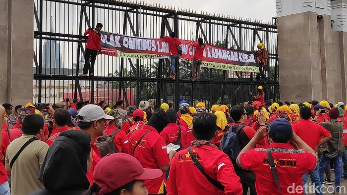 Massa Demo di Depan DPR: Omnibus Law Cipta Lapangan Kerja Kematian Buruh!