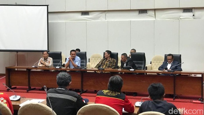buruh-demo-soal-omnibus-law-cipta-lapangan-kerja-baleg-dpr-salah-alamat