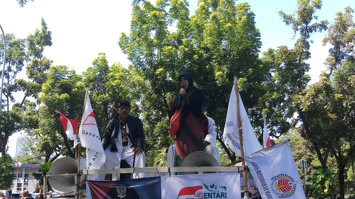 Emak-emak Merdeka dari Bengkulu Demo di Balai Kota DKI: Saya Bela Anies 