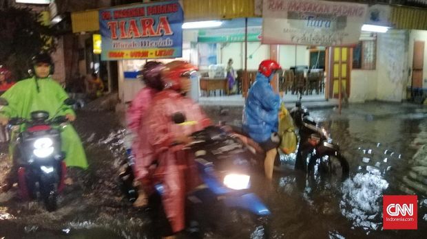 Surabaya Banjir, Kendaraan Mogok dan Terendam