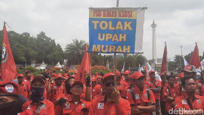 serikat-buruh-demo-di-dekat-istana-tolak-omnibus-law