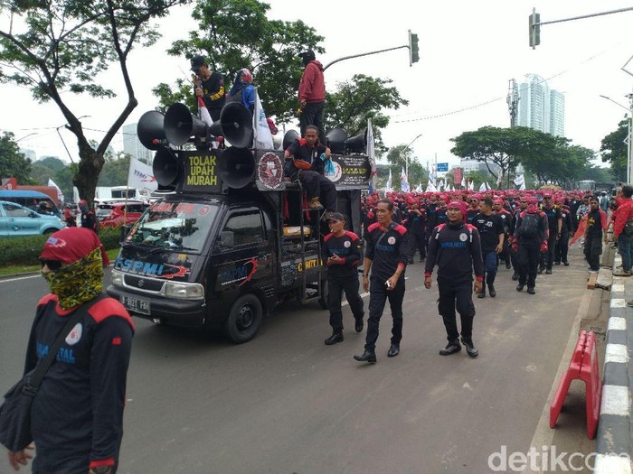  Demo Tolak Omnibus Law, Massa Buruh Long March dari Gerbang Pemuda ke DPR 