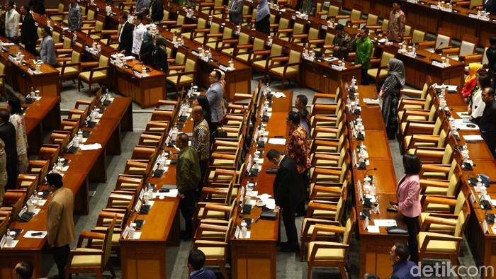 Uang Pensiun Anggota DPR: Dibayar Seumur Hidup-Diwariskan Sampai ke Anak