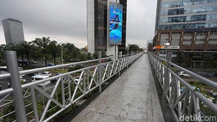 Ironi JPO Tanpa Atap yang Lumpuh saat Hujan