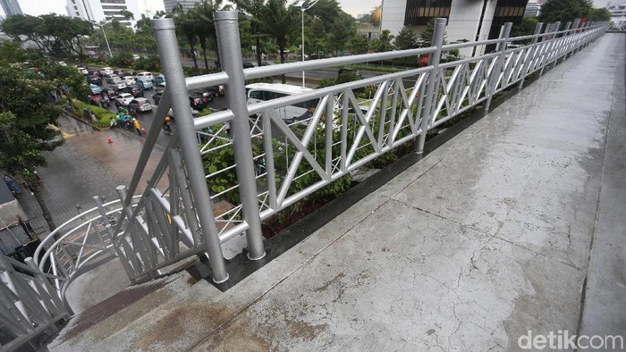 Ironi JPO Tanpa Atap yang Lumpuh saat Hujan