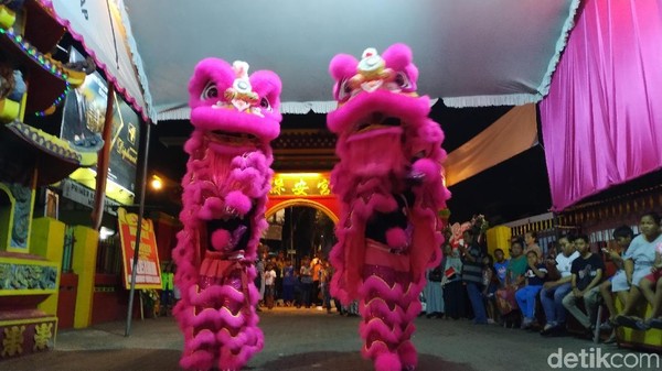Cerita Perempuan Berjilbab di Blitar yang Asyik Main Barongsai.