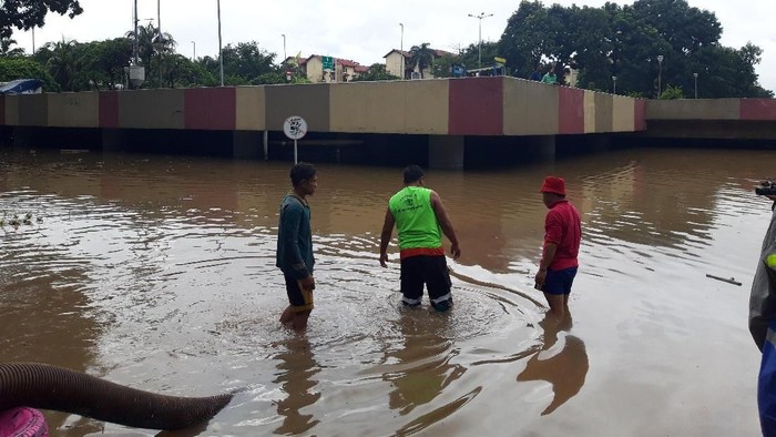 Daya Sedot Pompa Kecil, Banjir di Underpass Kemayoran Tak Juga Surut
