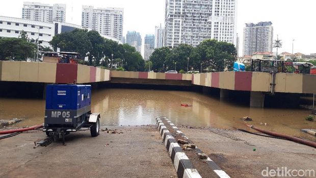Sudah 29 Jam Banjir Underpass Kemayoran Belum Surut