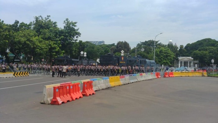 2200-personel-polisi-kawal-demo-buruh--tolak-omnibus-law--di-depan-istana