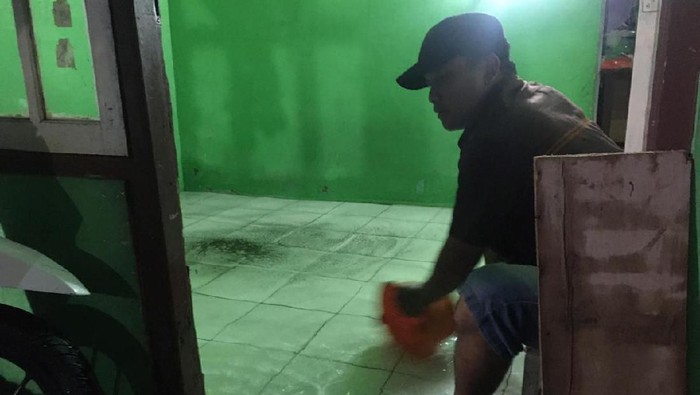 Air Hujan Mulai Masuk dan Merendam Puluhan Rumah di Surabaya