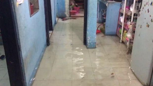 Air Hujan Mulai Masuk dan Merendam Puluhan Rumah di Surabaya