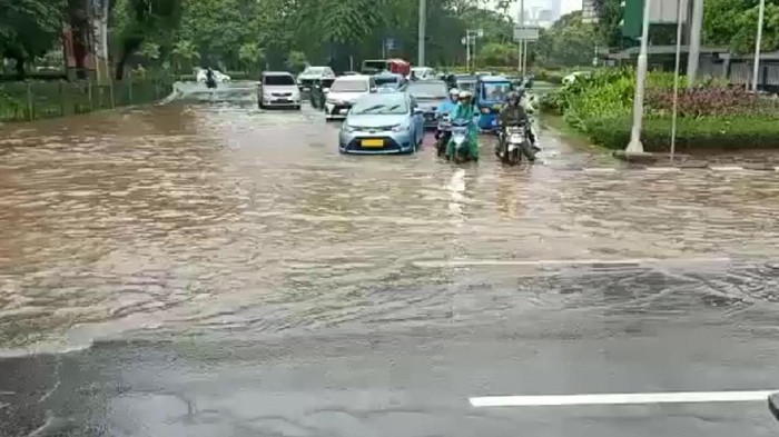 kali-pesanggrahan-meluap-5-rw-di-kembangan-jakbar-terendam-banjir-senin-malam