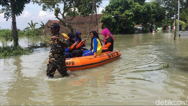 Kesedihan Ribuan Warga Mojokerto dan Jombang Dikepung Banjir Sejak 3 Hari