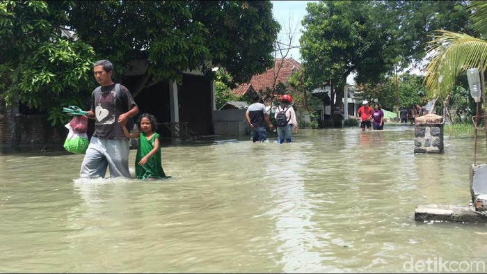 Kesedihan Ribuan Warga Mojokerto dan Jombang Dikepung Banjir Sejak 3 Hari