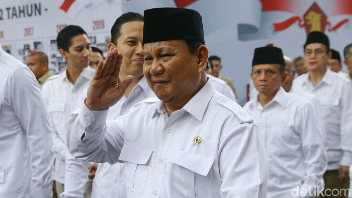 Prabowo Rapat dengan Menhan UEA di Gurun Pasir, Sambil Lepas Elang