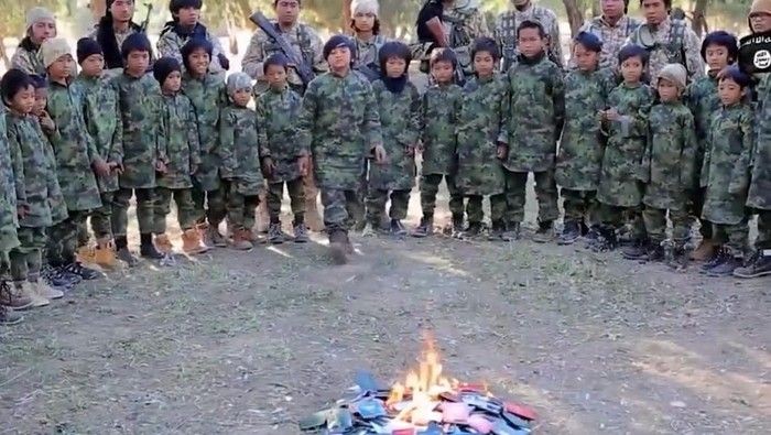 Mengingat Video Anak-anak ISIS Bakar Paspor Hijau