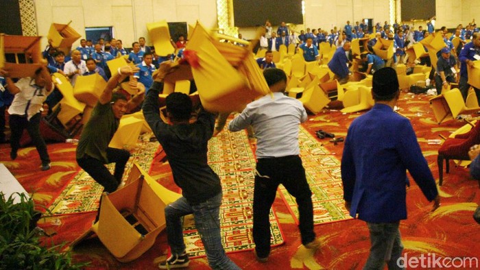 panasnya-kongres-pan-kursi-terbang-kaca-pecah-hingga-10-orang-luka